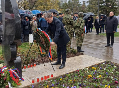 Nikola Selaković položio venac kod Spomenika deci stradaloj u NATO agresiji