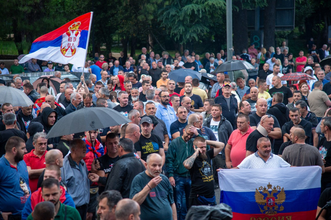 U Budvi osvanula trobojka, u Podgorici novi skup protiv podrške rezoluciji o Srebrenici