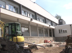 Lončar i Glišić obišli radove na rekonstrukciji Zdravstvenog centra u Surdulici