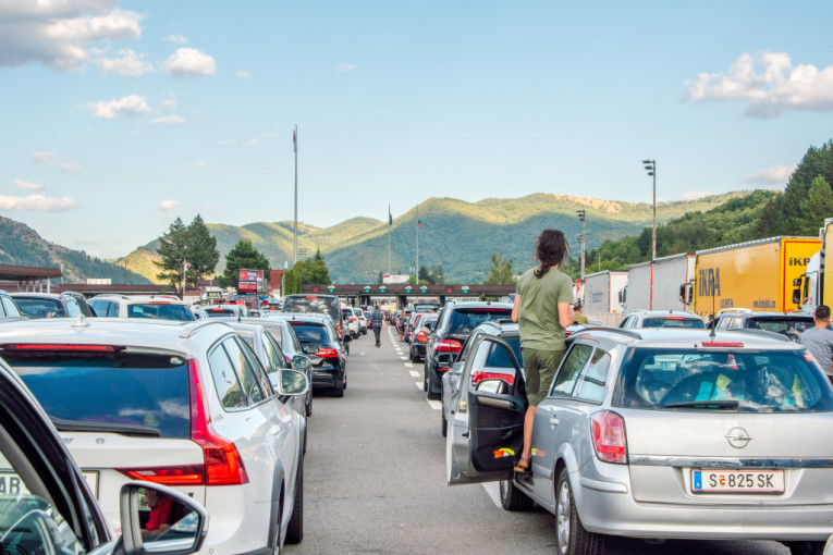 GUŽVE NA GRANIČNIM PRELAZIMA! NAORUŽAJTE SE STRPLJENJEM! Čeka se i tokom ulaska i tokom izlaska, a EVO GDE JE NAJGORI KRKLJANAC