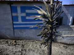 Požar u istočnoj Atici gori drugi dan, na snazi novi zahtevi za evakuaciju