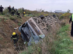 U saobraćajnoj nesreći kod Sremske Mitrovice poginule dve, povređeno oko 80 osoba