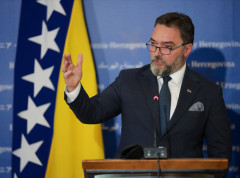 Neobjavljivanjem rezultata CIK BiH potvrđuje da je u rukama Šmita