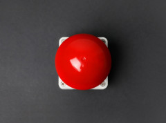 Devojka osumnjičena da je slala lažne dojave o postavljenim bombama