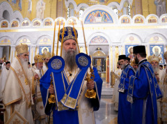 Porfirije u Hramu služi liturgiju, ispraćaj Časnog pojasa posle molebana u 14 časova