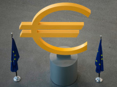Srednji kurs dinara za evro danas 117,3823, za dolar 100,7530