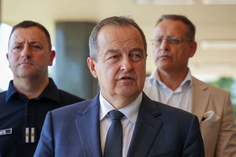Dačić pohvalio srpske vatrogasce koji i dalje gase požare u Francuskoj (FOTO)