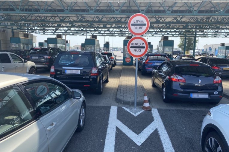Putnička vozila na Gostunu i Špiljanima čekaju 20 minuta, kamioni na Batrovcima ČAK 4 SATA!