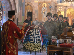 Veliki broj građana u Crkvi Svetog Luke na Vidikovcu odaje poštu generalu Mladiću